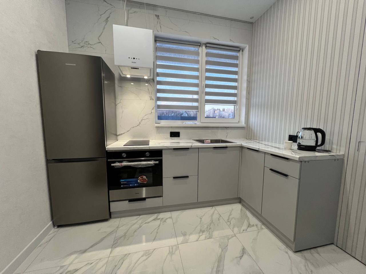 Кухня угловая — Светло-серый и белый мрамор